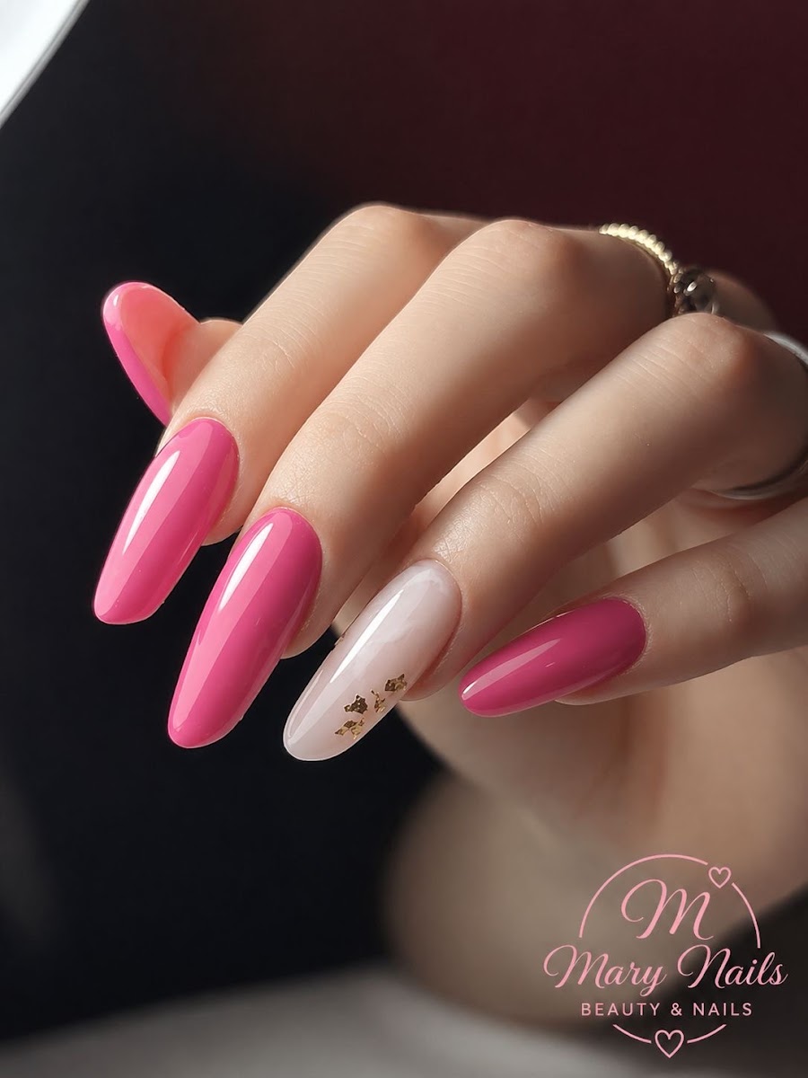 Ricostruzione unghie rosa firmata Mary Nails, con il timbro del salone